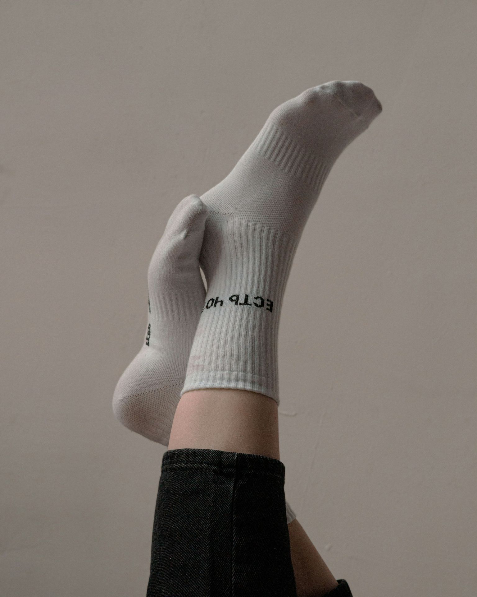 beyaz nike çorabı giyen kişi